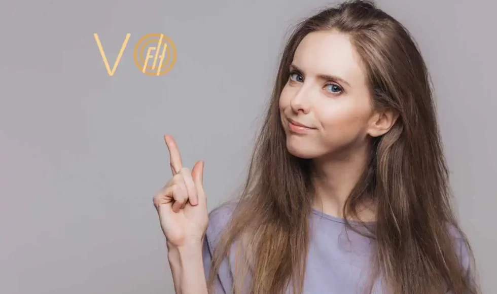 kobieta wskazuje palcem