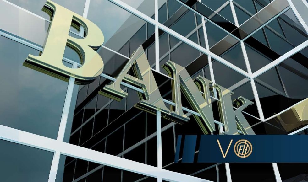 Przeszklony front budynku z napisem Bank