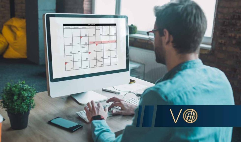 Kredytobiorca przy biurku sprawdzający kalendarz na monitorze, weryfikujący termin przedawnienia roszczeń