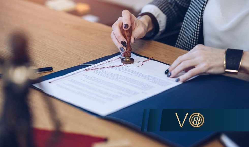 Ustawa frankowa leżąca na stole, pieczętowana dłonią z pieczątką