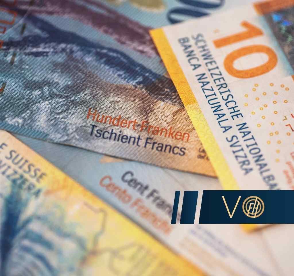 Banknoty szwajcarskie, w tym 10-frankowy, leżące na sobie.