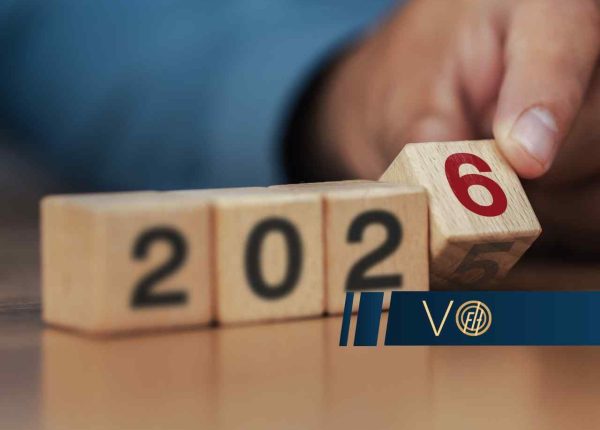 Zdjęcie przedstawia dłoń obracającą drewniany klockek z cyfrą 6, aby ułożyć datę 2026