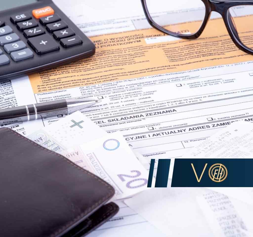 Okulary i kalkulator leżą na formularzu zeznania podatkowego